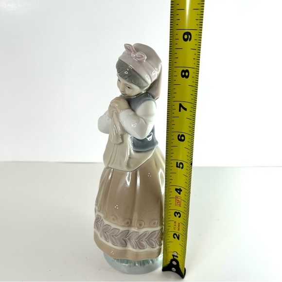 Lladro BLUSHFUL GIRL (Planning the Day) RETIRED PORCELAIN FIGURINE - Picture 7 of 10